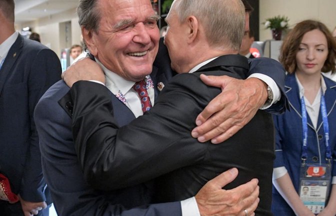 Gerhard Schröder und Wladimir Putin nach dem WM-Eröffnungsspiel Russland gegen Saudi-Arabien im Jahr 2018.<span class='image-autor'>Alexei Druzhinin/TASS/dpa</span>