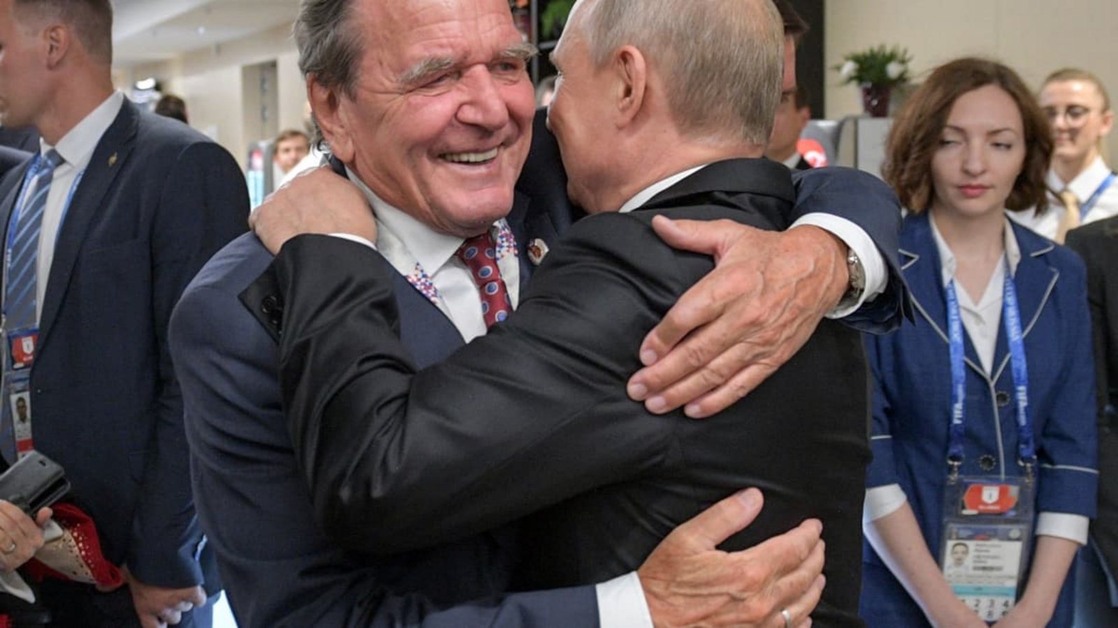 Gerhard Schröder und Wladimir Putin nach dem WM-Eröffnungsspiel Russland gegen Saudi-Arabien im Jahr 2018.Alexei Druzhinin/TASS/dpa