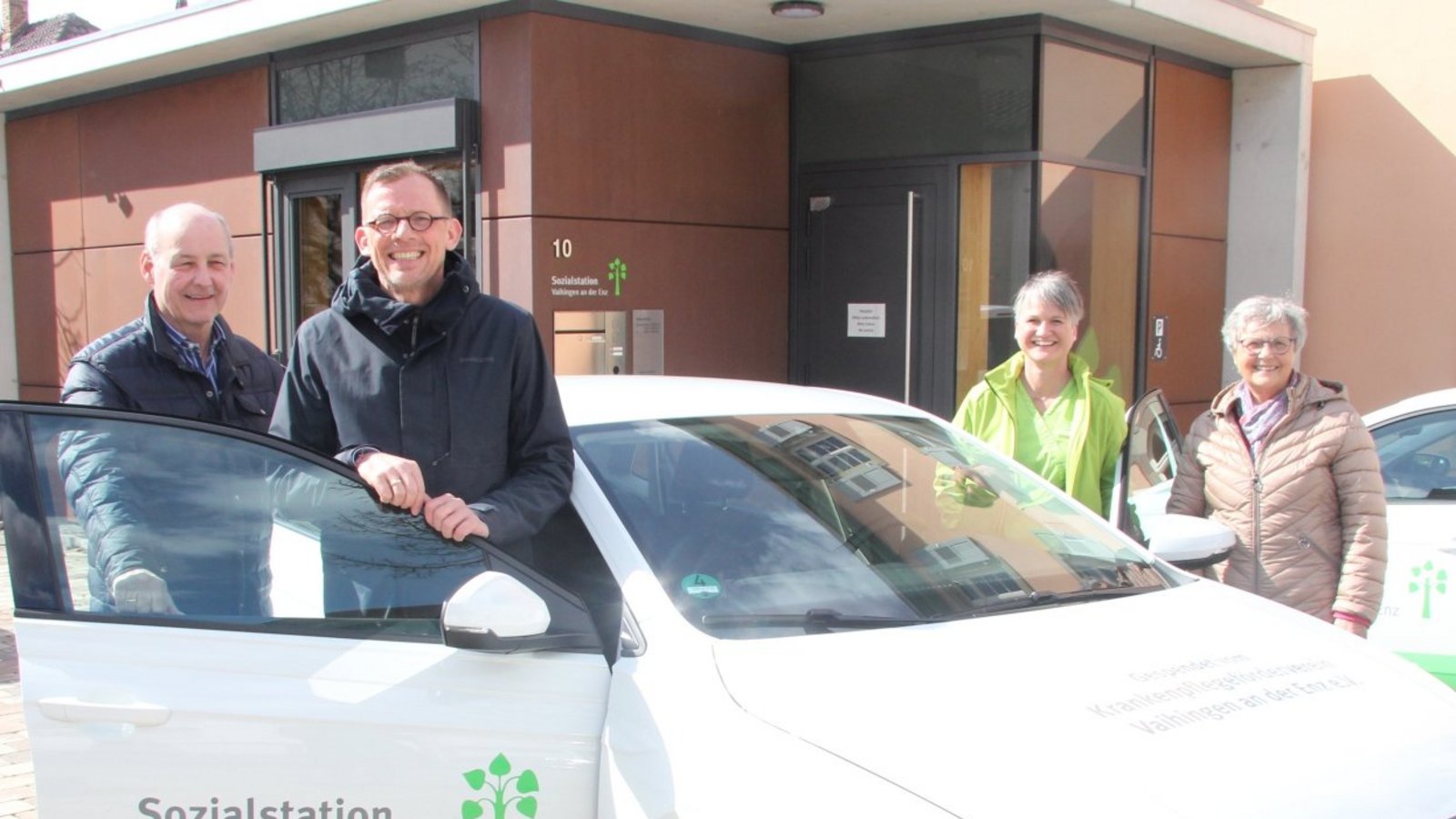 Freude über das neue Fahrzeug (von links): Frank Kontermann, Uwe Skrzypek-Muth, Sandra Linz und Monika Bäuerle. Foto: Banholzer Freude über das neue Fahrzeug (von links): Frank Kontermann, Uwe Skrzypek-Muth, Sandra Linz und Monika Bäuerle. Foto: Banholzer