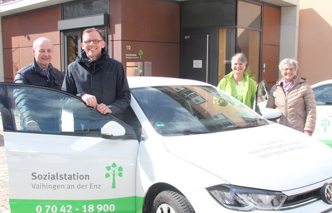 Freude über das neue Fahrzeug (von links): Frank Kontermann, Uwe Skrzypek-Muth, Sandra Linz und Monika Bäuerle.  <span class='image-autor'>Foto: Banholzer</span>