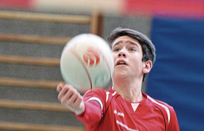 Lucas Engelhard hat den Ball, aber zu oft war die TVV-Abwehr unsicher. Foto: Archiv/Nachreiner