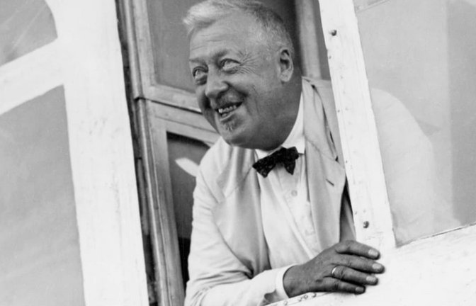 Hugo Eckener, Kommandant der Graf Zeppelin, lächelt aus dem Kontrolltraum nach der Landung in Miami 1933.<span class='image-autor'>IMAGO</span>