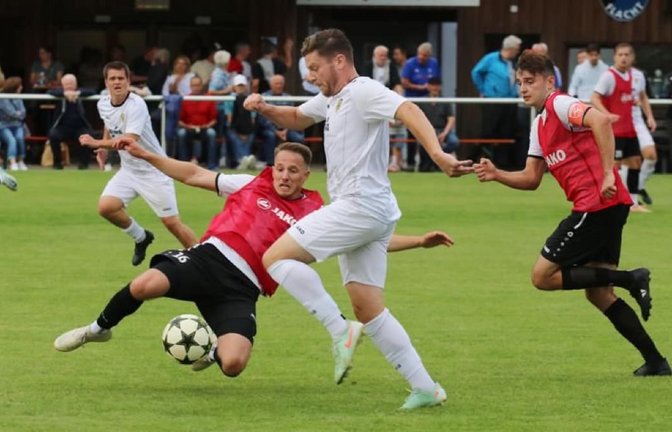 Im vergangenen Jahr trafen die SKV Rutesheim mit Yannik Walter (li.) in der Vorrunde auf den SV Leonberg-Eltingen mit Fabian Kern (Mi.)<span class='image-autor'>Andreas Gorr</span>