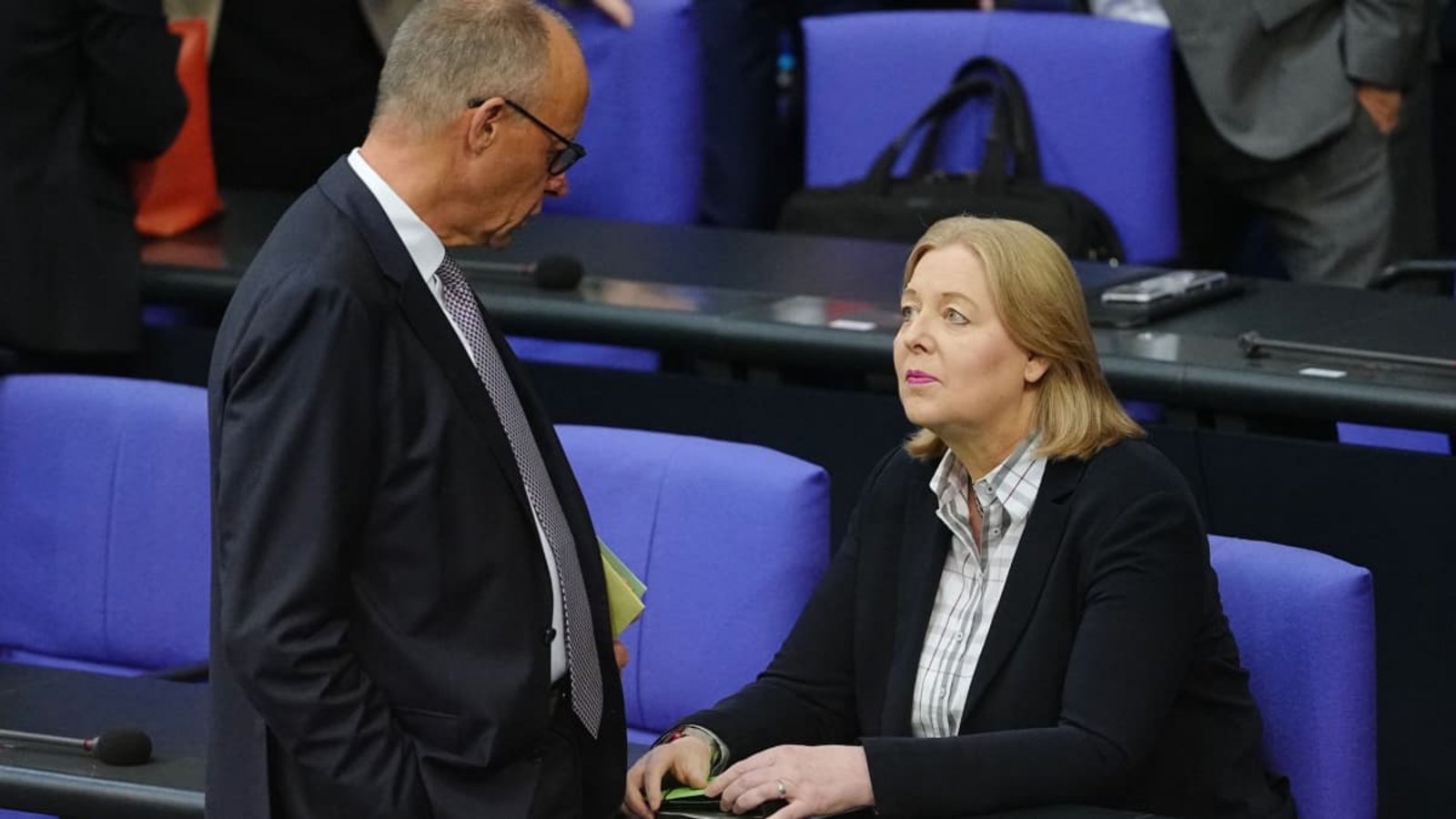 Bundeskanzler Friedrich Merz (CDU, l) begrüßt Bärbel Bas (SPD), Bundesministerin für Arbeit und Soziales, zur Sitzung des Bundestags zu Beginn der Haushaltswoche.Kay Nietfeld/dpa