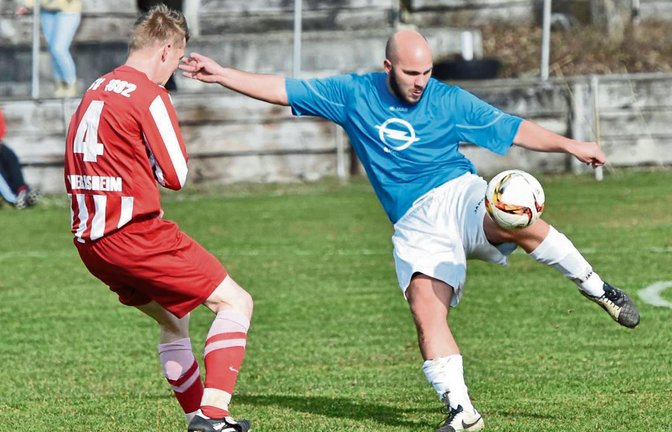 Der Häfnerhaslacher Marcel Scholz (rechts) klärt vor Wiernsheims Andreas Wieser. Am Ende steht ein klarer 5:1-Sieg gegen den Vierten.   Foto: Leitner