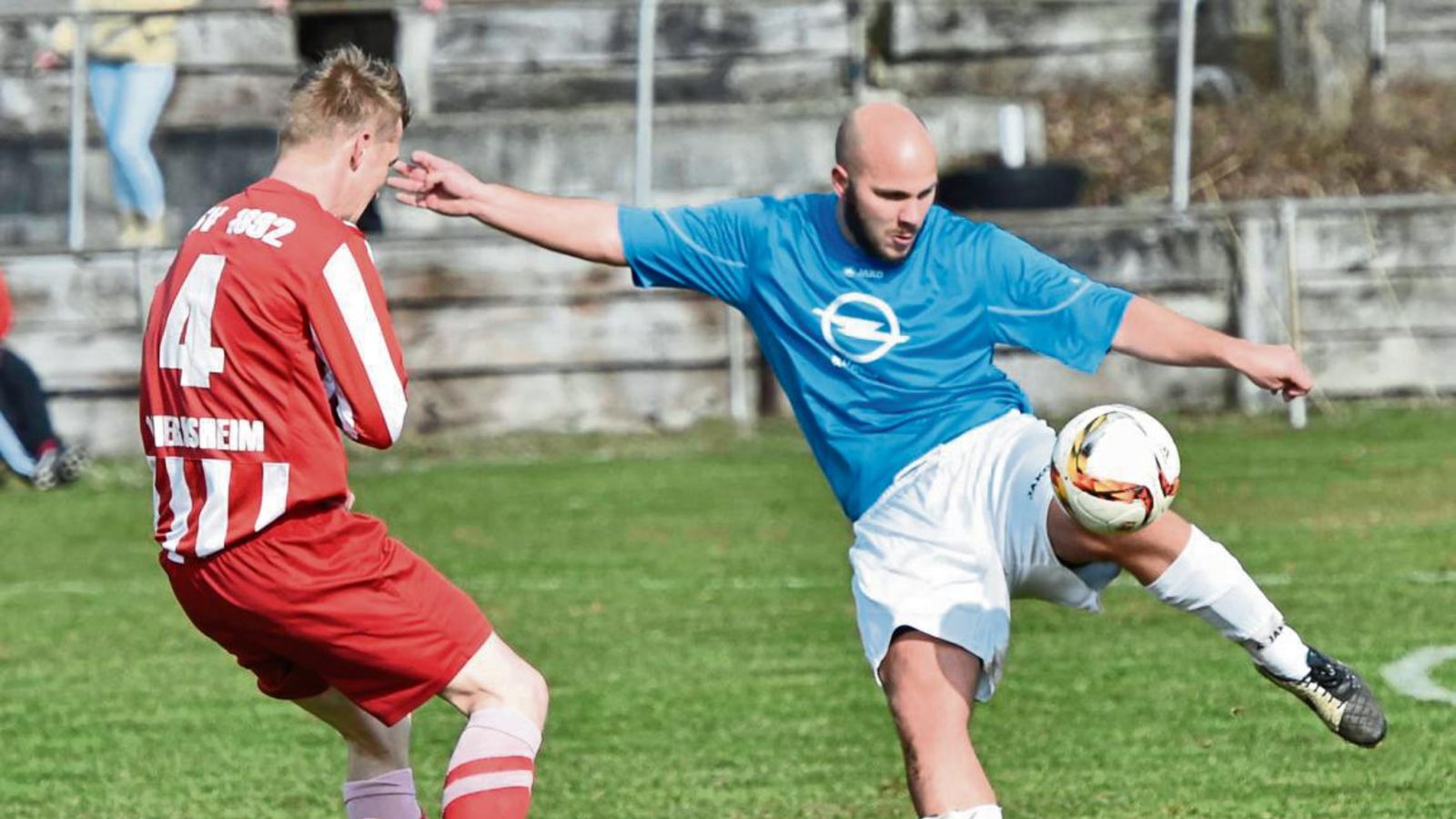 Der Häfnerhaslacher Marcel Scholz (rechts) klärt vor Wiernsheims Andreas Wieser. Am Ende steht ein klarer 5:1-Sieg gegen den Vierten. Foto: Leitner Der Häfnerhaslacher Marcel Scholz (rechts) klärt vor Wiernsheims Andreas Wieser. Am Ende steht ein klarer 5:1-Sieg gegen den Vierten. Foto: Leitner