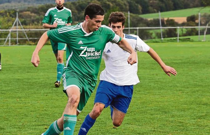 Benjamin Rapp (links) und dem SV Iptingen steht wahrscheinlich die längste Auswärtsfahrt im Bezirkspokal überhaupt bevor. Der SVI muss zum VfR Großbottwar. Foto: Küppers