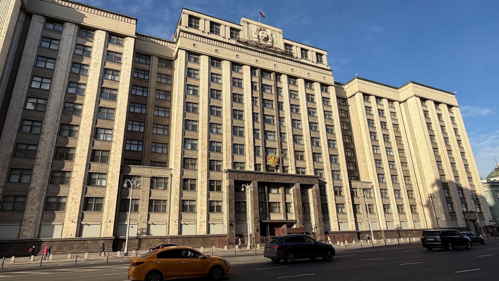 Autos fahren vor der Staatsduma - dem russischen Parlament - vorbei. (zu dpa: «Parlamentswahl in Russland geht zu Ende»)Ulf Mauder/dpa