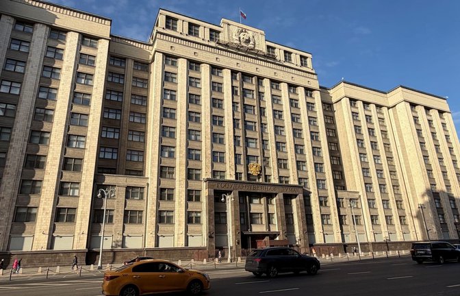 Autos fahren vor der Staatsduma - dem russischen Parlament - vorbei. (zu dpa: «Parlamentswahl in Russland geht zu Ende»)<span class='image-autor'>Ulf Mauder/dpa</span>