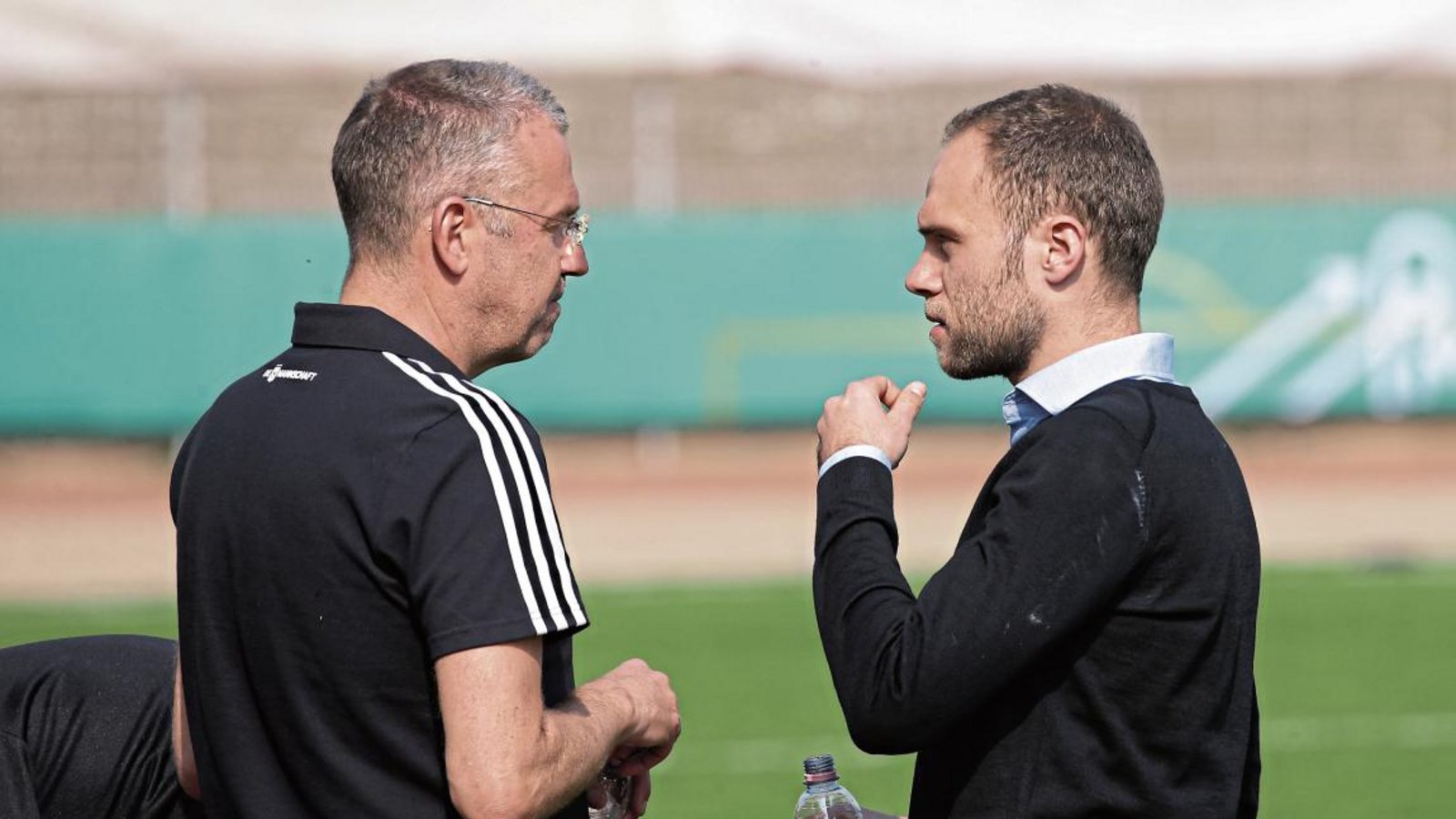 Markus Löw (rechts, im Gespräch mit Michael Feichtenbeiner) ist beim DFB als Fußballmanager rund ums Nationalteam tätig. Foto: Baumann Markus Löw (rechts, im Gespräch mit Michael Feichtenbeiner) ist beim DFB als Fußballmanager rund ums Nationalteam tätig. Foto: Baumann