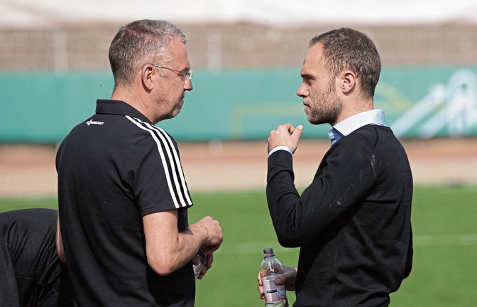Markus Löw (rechts, im Gespräch mit Michael Feichtenbeiner) ist beim DFB als Fußballmanager rund ums Nationalteam tätig. Foto: Baumann