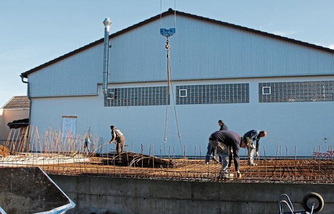 Beim Anbau des Feuerwehrgebäudes in Hochdorf kommt bald die Bodenplatte. Foto: Bögel