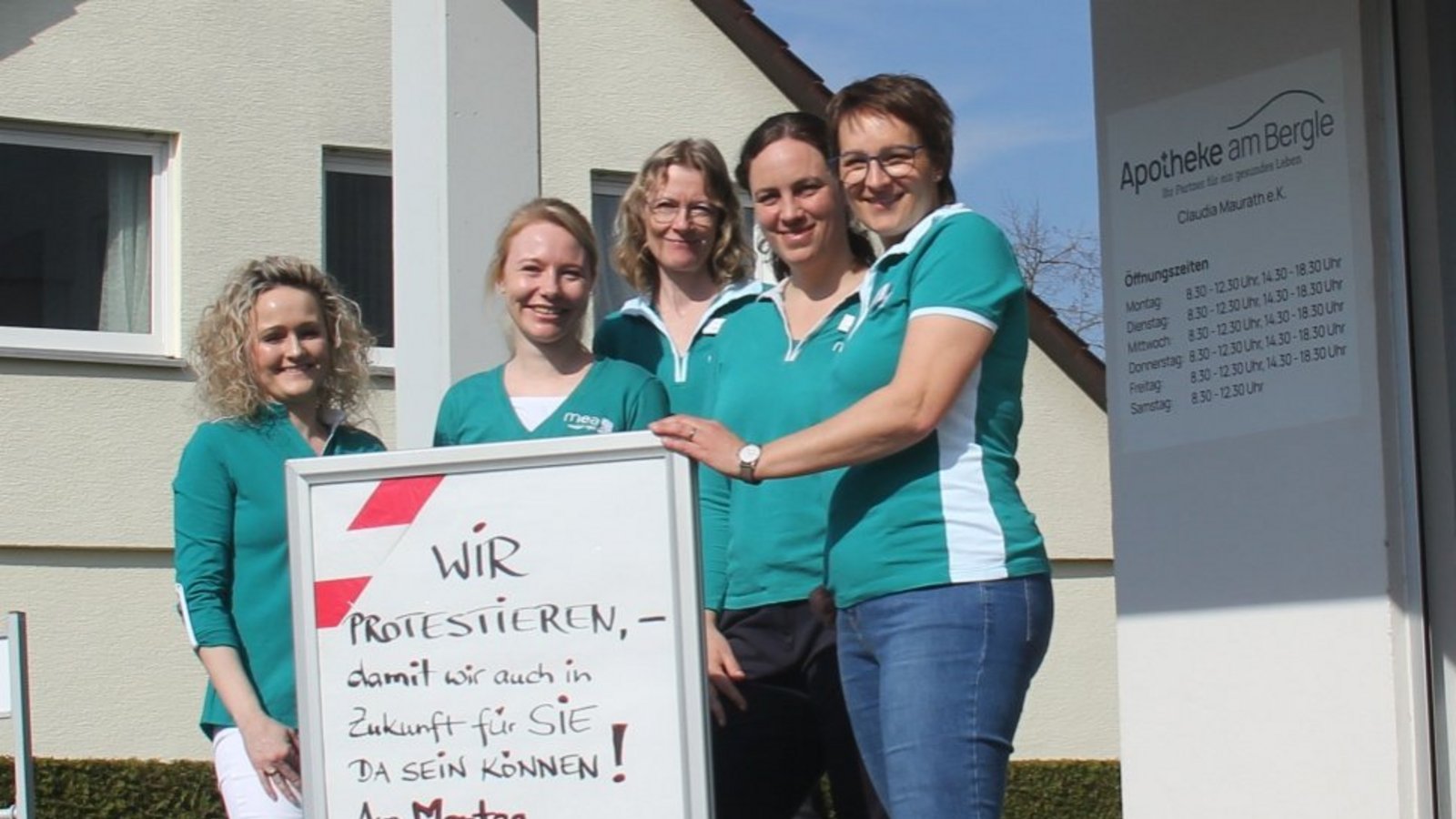 Inhaberin Claudia Maurath (rechts) und ihr Team nehmen am Protesttag der Apotheken teil. Am 23. März bleibt deshalb die Apotheke am Bergle in Kleinglattbach geschlossen.  Foto: Müller