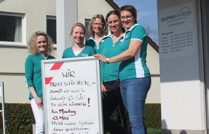 Inhaberin Claudia Maurath (rechts) und ihr Team nehmen am Protesttag der Apotheken teil. Am 23. März bleibt deshalb die Apotheke am Bergle in Kleinglattbach geschlossen.  <span class='image-autor'>Foto: Müller</span>