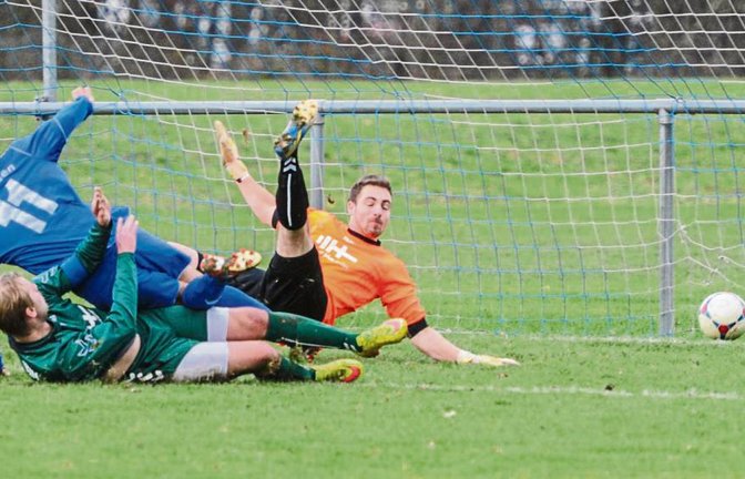 Tim Scheuermann (in Blau) erzielt hier die 2:1-Führung für den SV Illingen. Die Sersheimer Defensive mit Alexander Schwarz und Torwart Pablo Locher hat keine Chance zur Abwehr. Foto: Leitner