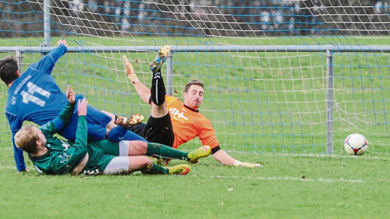 Tim Scheuermann (in Blau) erzielt hier die 2:1-Führung für den SV Illingen. Die Sersheimer Defensive mit Alexander Schwarz und Torwart Pablo Locher hat keine Chance zur Abwehr. Foto: Leitner