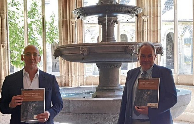 Ulrich Knapp (rechts) und Michael Hörrmann stellen das neue Buch vor.