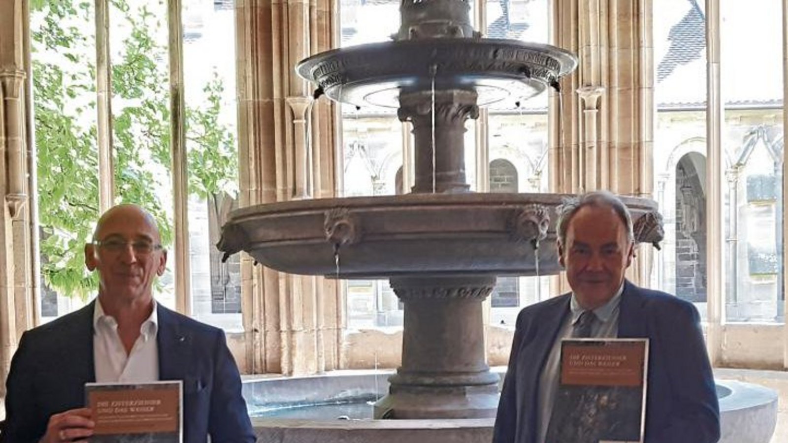 Ulrich Knapp (rechts) und Michael Hörrmann stellen das neue Buch vor.