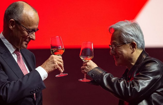 Bundeskanzler Friedrich Merz (l, CDU) und Jen-Hsun Huang, Co-Gründer und CEO von Nvidia, nehmen an der Eröffnungsveranstaltung des "Invest in Germany Summit" im Kraftwerk Berlin teil.<span class='image-autor'>Fabian Sommer/dpa</span>