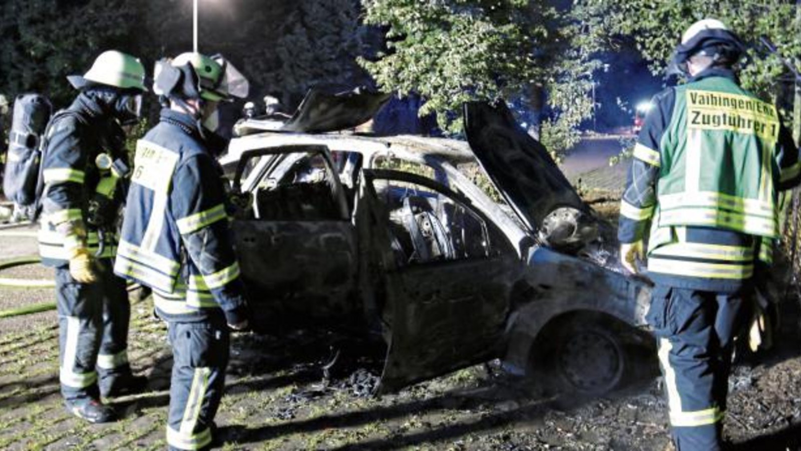 Das Auto ist gelöscht und die Feuerwehr beobachtet die weitere Entwicklung.  Foto: Rücker