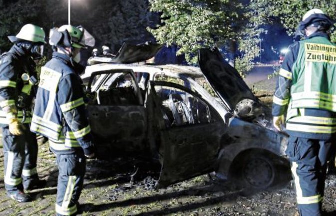 Das Auto ist gelöscht und die Feuerwehr beobachtet die weitere Entwicklung.  Foto: Rücker