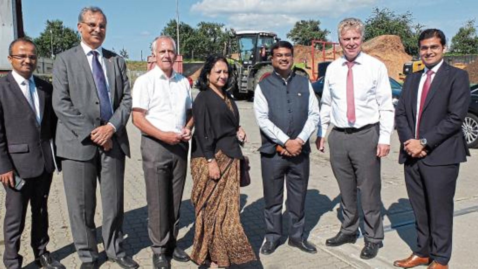 Kübler (Dritter von links) und Kessing (Zweiter von rechts) mit der Delegation.  Foto: p