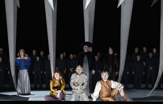 Wie im Alienschiff: (von links) Maria Rosendorfsky, Iida Antola, Joshua Spink, Christian Tschelebiew, Markus Francke, Dae-Hee Shin vor Statisterie, Opern- und Extrachor in „La Juive“.<span class='image-autor'>Jochen Klenk</span>