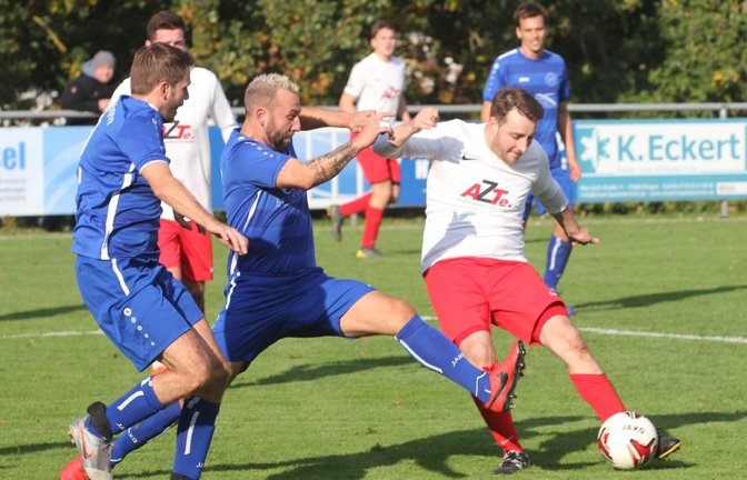 Domenico Vitale (Mitte) stabilisiert mit seiner Erfahrung in Zukunft die Abwehr des VfB Vaihingen. <span class='image-autor'>Foto: Nachreiner</span>