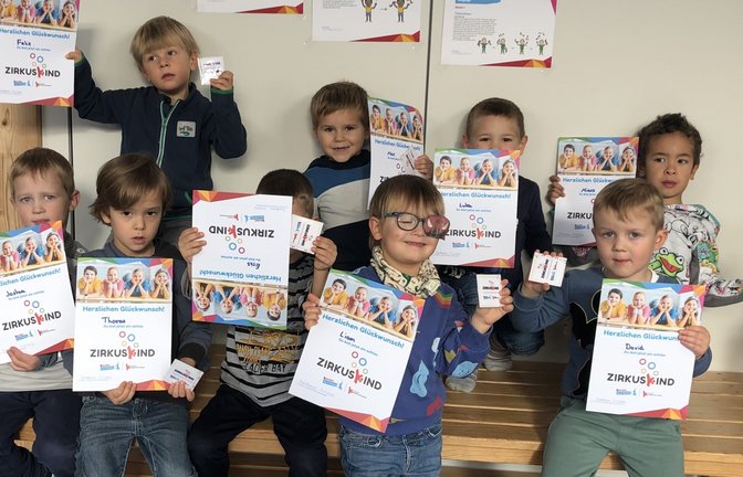 Urkunden für die „Zirkuskinder“. <span class='image-autor'>Foto: p</span>