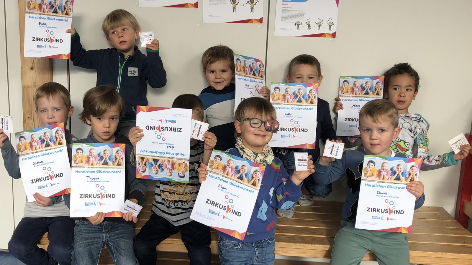 Urkunden für die „Zirkuskinder“. Foto: p