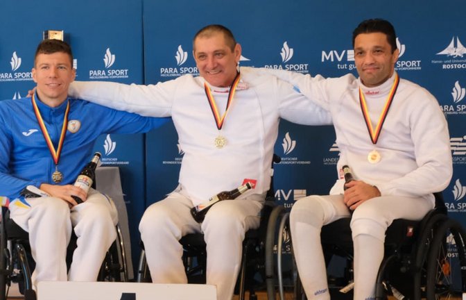 SV-Rollstuhlfechter Serhii Shavkun (Mitte) glänzt in Rostock und gewinnt gleich drei Titel - links Serhii Sheptitskyi (Böblingen) und rechts Amin Tabsara (Paderborn).<span class='image-autor'>Anne Haupt/oh</span>