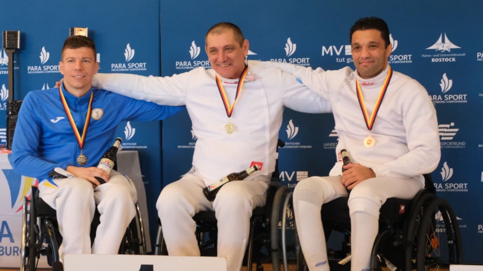 SV-Rollstuhlfechter Serhii Shavkun (Mitte) glänzt in Rostock und gewinnt gleich drei Titel - links Serhii Sheptitskyi (Böblingen) und rechts Amin Tabsara (Paderborn).Anne Haupt/oh SV-Rollstuhlfechter Serhii Shavkun (Mitte) glänzt in Rostock und gewinnt gleich drei Titel - links Serhii Sheptitskyi (Böblingen) und rechts Amin Tabsara (Paderborn).Anne Haupt/oh