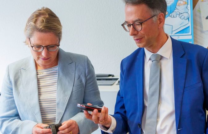 Bund und Länder wollen Opfer von Gewalttätern besser schützen – unter anderem mit elektronischen Fußfesseln.<span class='image-autor'>Andreas Arnold/dpa</span>