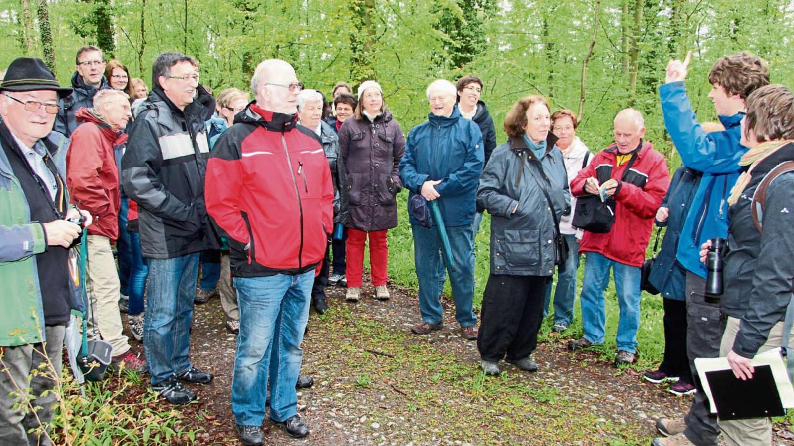 Gemeinsam mit Hendrik Seitz-Moskaliuk gab es im Reutwald in Oberriexingen viel zu lauschen. Fotos: Gergen