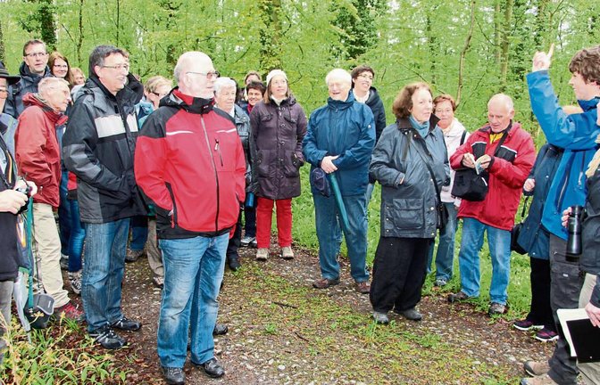 Gemeinsam mit Hendrik Seitz-Moskaliuk gab es im Reutwald in Oberriexingen viel zu lauschen. Fotos: Gergen