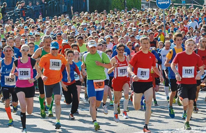 Massenstart zum 14. Mahle-Lauf: Mitten in der Stadt gehen die Teilnehmer der Hauptläufe auf die Strecke, die von Mühlacker in Richtung Schönenberg und wieder zurück führt. Foto: Stahlfeld