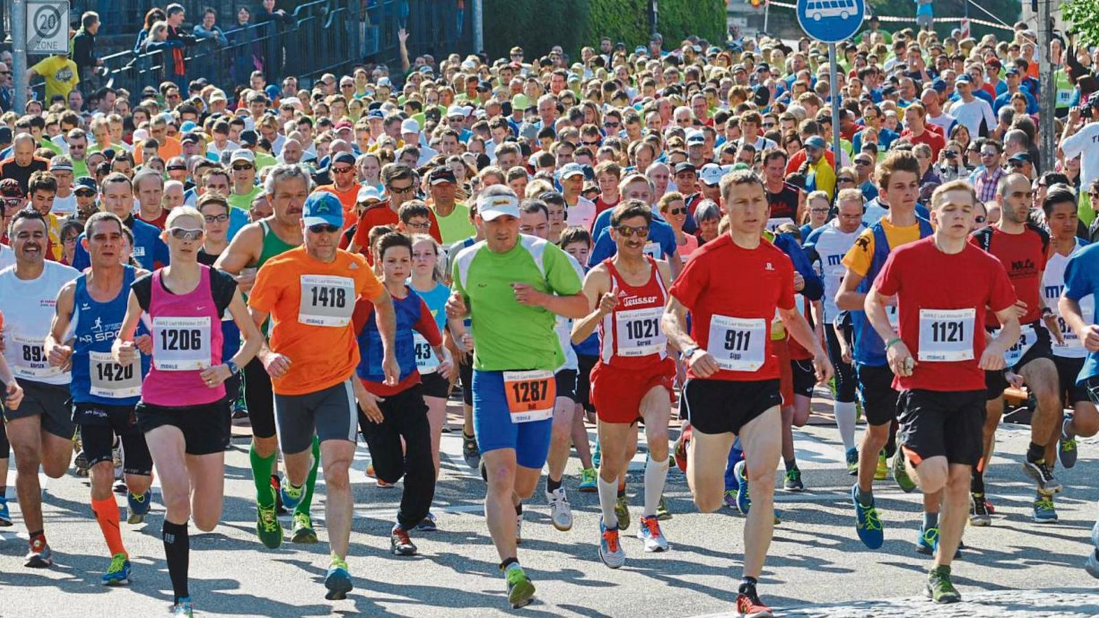 Massenstart zum 14. Mahle-Lauf: Mitten in der Stadt gehen die Teilnehmer der Hauptläufe auf die Strecke, die von Mühlacker in Richtung Schönenberg und wieder zurück führt. Foto: Stahlfeld