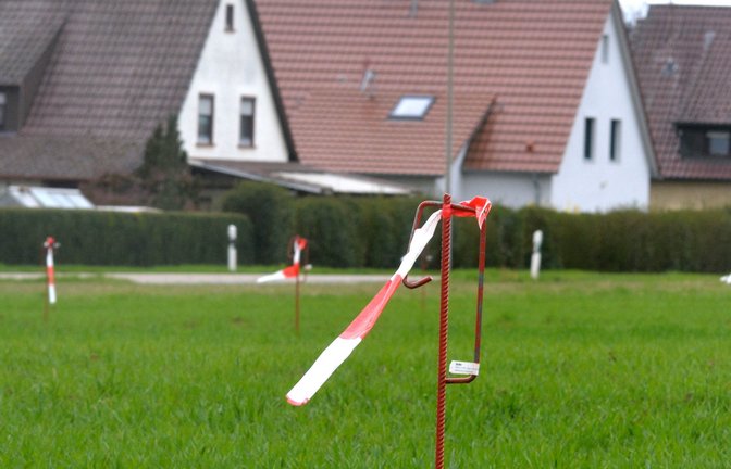 Damit sich die Feldlerche hier nicht zu wohl fühlt, wedeln viele Fähnchen auf dem Plangebiet. <span class='image-autor'>Foto: Stahlfeld</span>