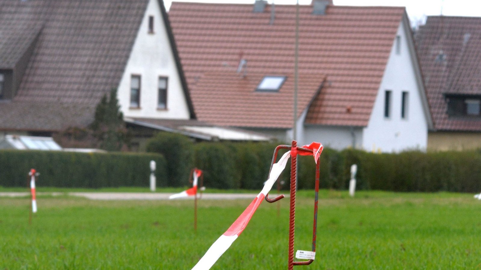 Damit sich die Feldlerche hier nicht zu wohl fühlt, wedeln viele Fähnchen auf dem Plangebiet. Foto: Stahlfeld