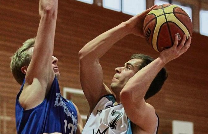 Lucas Schneider (rechts) leidet am meisten unter der Drucksituation, in der sich die BSG Vaihingen/Sachsenheim befindet. Er spielt nicht mehr so frei auf wie zu Beginn der Saison. Foto: Nachreiner