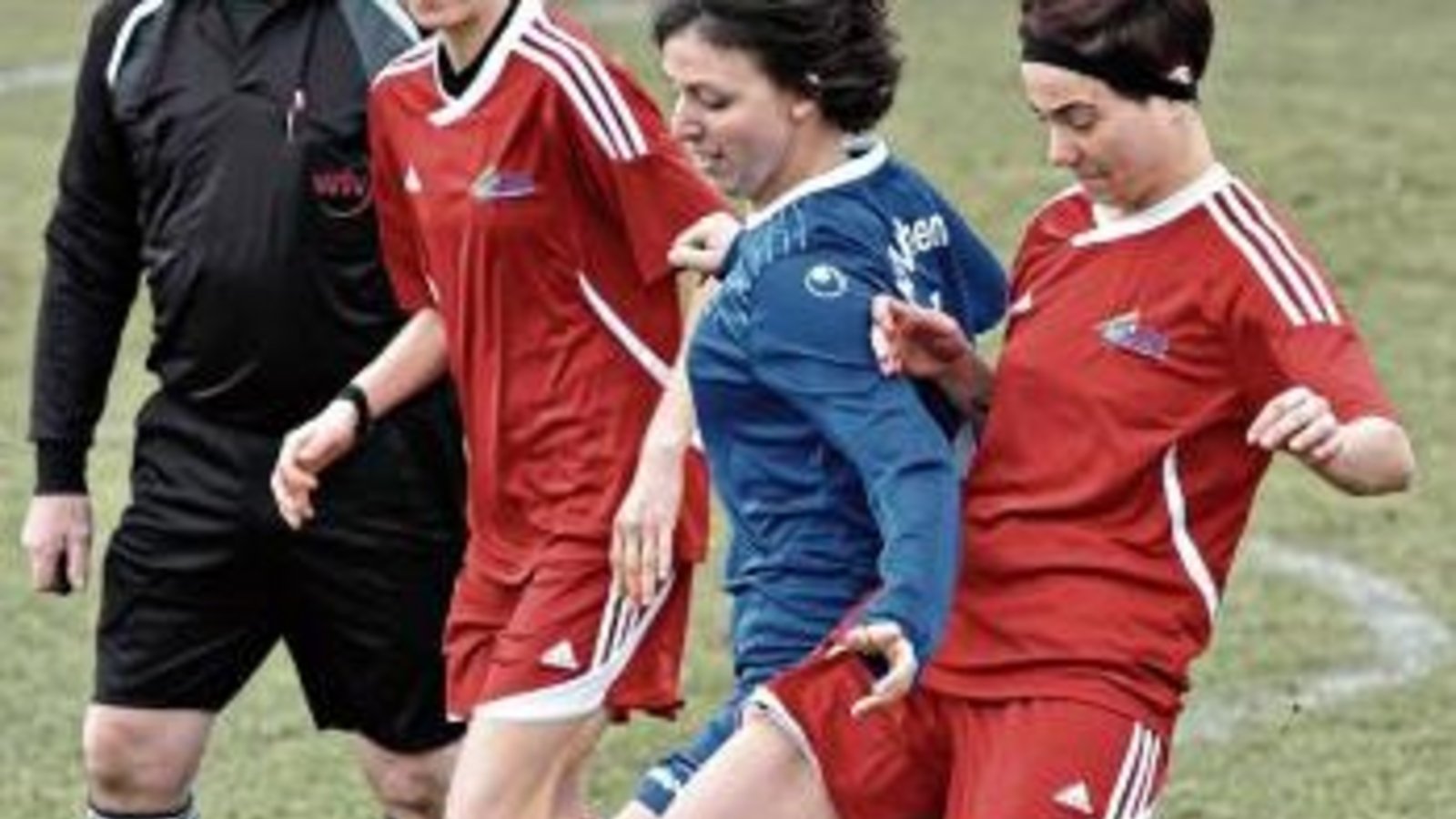 Hohenecks Femke Härlen (Zweite von rechts) stibitzt Selina Gillé den Ball weg. Foto: Leitner
