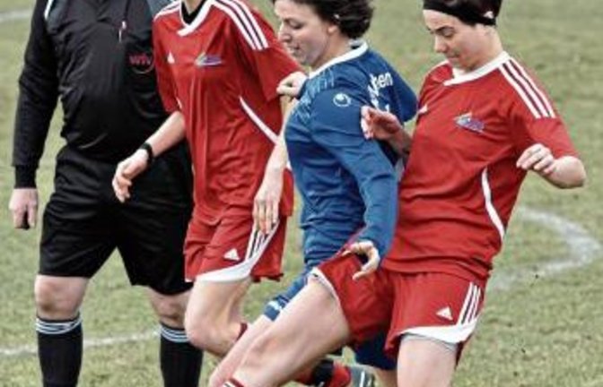 Hohenecks Femke Härlen (Zweite von rechts) stibitzt Selina Gillé den Ball weg. Foto: Leitner