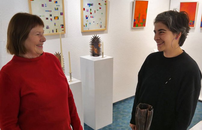 Christa Vischer-Conradt (links) und Arianne Schwarz zeigen ihre Arbeiten aktuell in der Galerie des Kunstverein Enz <span class='image-autor'>Foto: Friedrich</span>