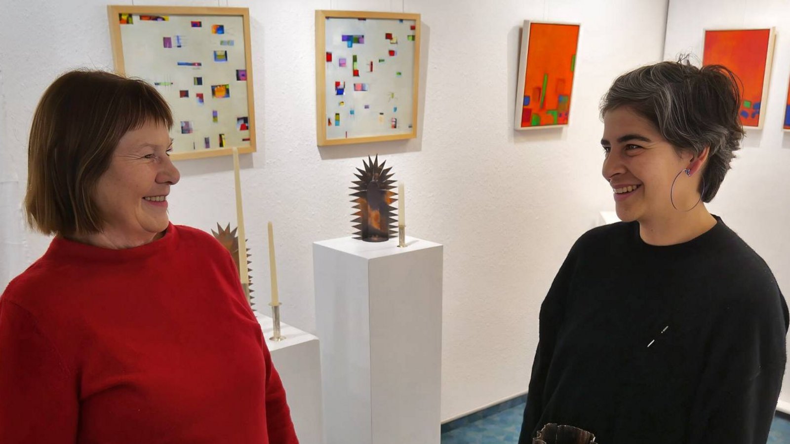Christa Vischer-Conradt (links) und Arianne Schwarz zeigen ihre Arbeiten aktuell in der Galerie des Kunstverein Enz Foto: Friedrich