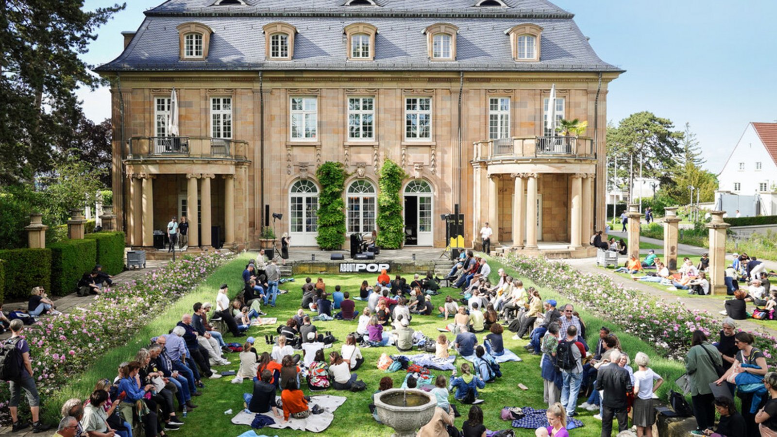 Bestlage, aber kaum Grundsteuer: Villa Reitzenstein, hier bei einer Publikumsveranstaltung Bestlage, aber kaum Grundsteuer: Villa Reitzenstein, hier bei einer Publikumsveranstaltung.Foto: Lichtgut//Ferdinando Iannone Bestlage, aber kaum Grundsteuer: Villa Reitzenstein, hier bei einer Publikumsveranstaltung Bestlage, aber kaum Grundsteuer: Villa Reitzenstein, hier bei einer Publikumsveranstaltung.Foto: Lichtgut//Ferdinando Iannone