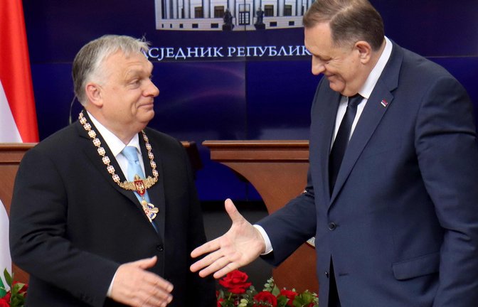 Ein Orden von einem Ultranationalisten an einen Autokraten. Milorad Dodik (rechts) zeichnet Viktor Orban aus.<span class='image-autor'>Foto: AFP/BORISLAV ZDRINJA</span>
