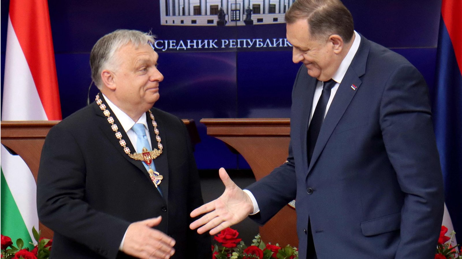 Ein Orden von einem Ultranationalisten an einen Autokraten. Milorad Dodik (rechts) zeichnet Viktor Orban aus.Foto: AFP/BORISLAV ZDRINJA