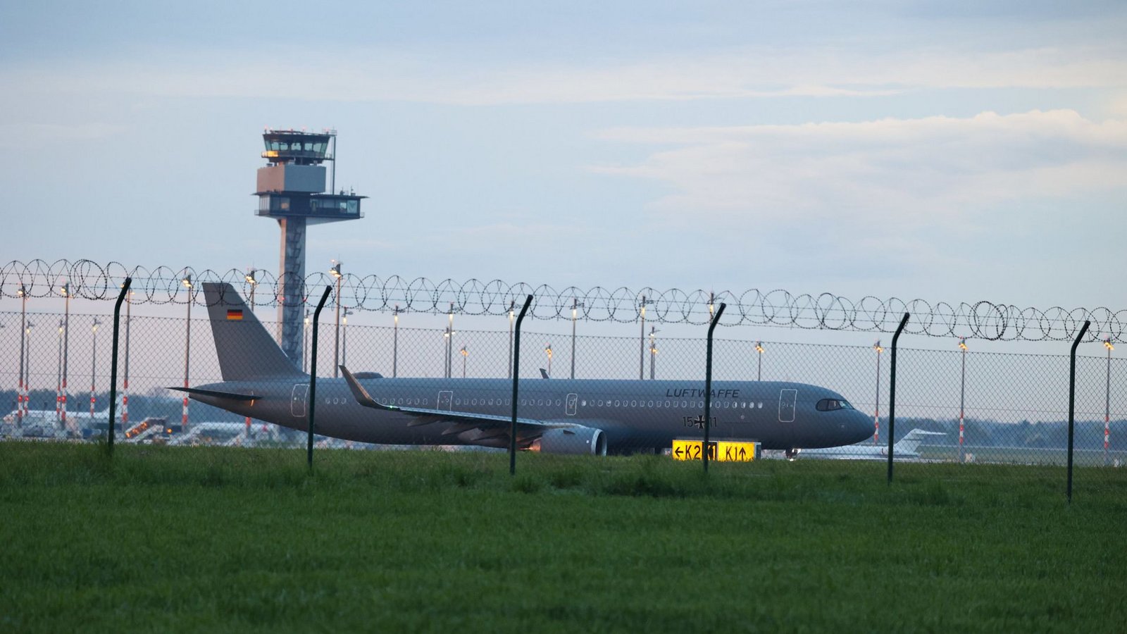 Ein Flieger der Bundeswehr ist auf dem Weg nach Beirut. (Symbolfoto)Foto: dpa/Jörg Carstensen Ein Flieger der Bundeswehr ist auf dem Weg nach Beirut. (Symbolfoto)Foto: dpa/Jörg Carstensen