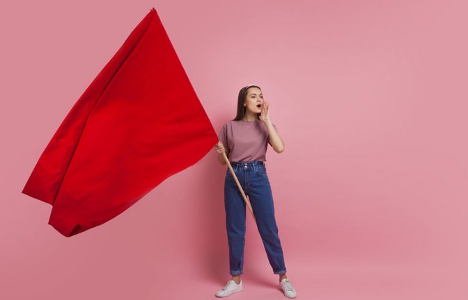 Unter Red Flags versteht man Warnzeichen, welche die inneren Alarmglocken läuten lassen. Alles Wichtige zum Jugendwort hier im Überblick.<span class='image-autor'>Foto: Trismegist san / Shutterstock.com</span>