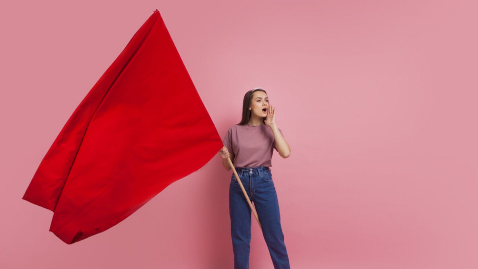 Unter Red Flags versteht man Warnzeichen, welche die inneren Alarmglocken läuten lassen. Alles Wichtige zum Jugendwort hier im Überblick.Foto: Trismegist san / Shutterstock.com Unter Red Flags versteht man Warnzeichen, welche die inneren Alarmglocken läuten lassen. Alles Wichtige zum Jugendwort hier im Überblick.Foto: Trismegist san / Shutterstock.com